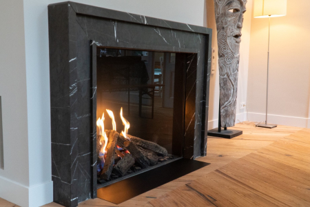 Moderne schouw Antonio nieuw in krat.